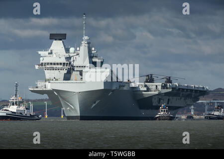 HMS Queen Elizabeth Portsmouth verlassen für Meer Studien Stockfoto