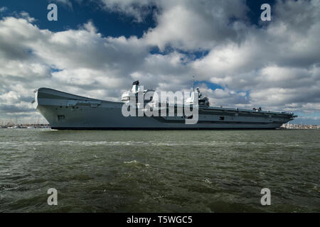 HMS Queen Elizabeth Portsmouth verlassen für Meer Studien Stockfoto