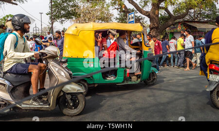 Fahren in Delhi - Heavy Traffic ist die Norm mit Tuk-tuks, Autos, Motorräder, Lkws und Fußgänger Konkurrieren für Raum - geschossen von einem Auto, Fenster Stockfoto
