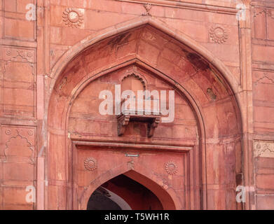 Detail der kunstvoll geschnitzten aus rotem Sandstein gewölbten Eingang mit relief Dekoration der Lahori Tor der Red Fort in Delhi Indien Stockfoto