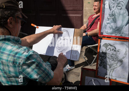 Montmartre, Paris, Frankreich, April 2019: Künstler bei der Arbeit in der Place du Tetre Stockfoto