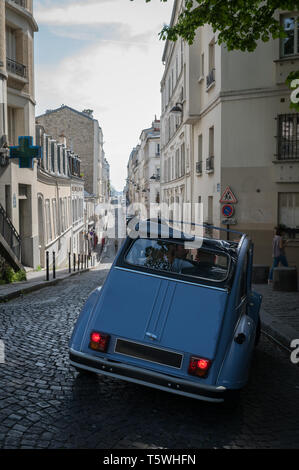 Montmartre, Paris, Frankreich, April 2019: Klassische französische Auto auf gepflasterten Straße Stockfoto