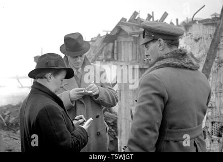 Im Winter Krieg. Ein militärischer Konflikt zwischen der Sowjetunion und Finnland. Es begann mit einer sowjetischen Invasion im November 1939, als sowjetische infantery die Grenze auf der Karelischen Landenge gekreuzt. Über 9500 Schwedische freiwillige Soldaten im Krieg teilgenommen. Auf der linken Seite der legendären schwedischen Journalisten Barbro Alving. Bereits ein erfahrener Kriegsberichterstatter, die aus dem Spanischen Bürgerkrieg berichtete. Dezember 1939. Foto Kristoffersson Ref. 100-3 Stockfoto