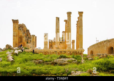 Blick auf den Zeustempel und Touristen, Jerash archäologische Stätte, Jordanien. Stockfoto