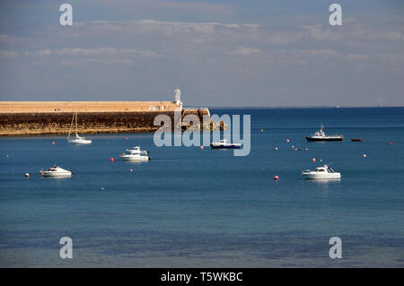 Fischerboote in der Nähe der "Anchoured Verclut 'Break Wasser in St. Catherine's Bay auf der Insel Jersey, Channel Isles, UK. Stockfoto