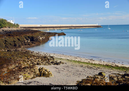 Fischerboote in der Nähe der "Anchoured Verclut 'Break Wasser in St. Catherine's Bay auf der Insel Jersey, Channel Isles, UK. Stockfoto