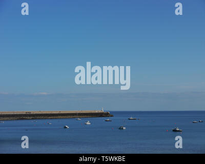 Fischerboote in der Nähe der "Anchoured Verclut 'Break Wasser in St. Catherine's Bay auf der Insel Jersey, Channel Isles, UK. Stockfoto