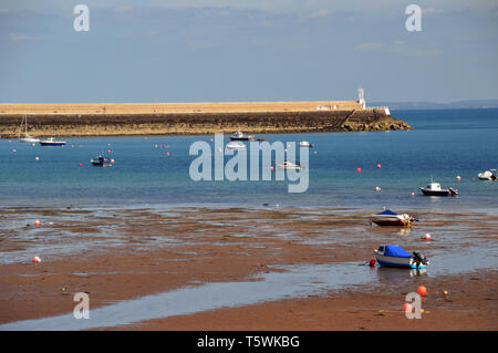 Fischerboote in der Nähe der "Anchoured Verclut 'Break Wasser in St. Catherine's Bay auf der Insel Jersey, Channel Isles, UK. Stockfoto