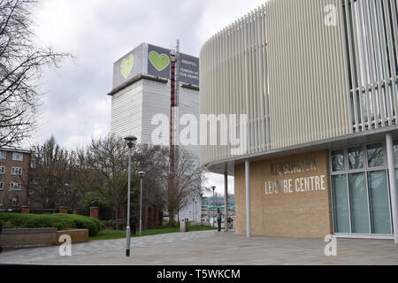 London, Großbritannien. 2. März 2019. Grenfell Turm mit Plane Gegenstand einer öffentlichen Untersuchung nach dem verheerenden Brand durch alle Etagen zerrissen. Stockfoto