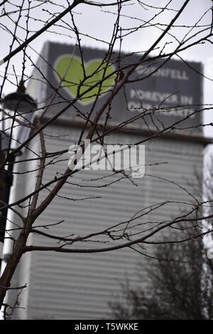 London, Großbritannien. 2. März 2019. Grenfell Turm mit Plane Gegenstand einer öffentlichen Untersuchung nach dem verheerenden Brand durch alle Etagen zerrissen. Stockfoto