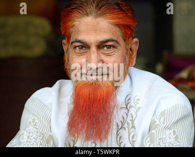 Im mittleren Alter indischer Rajasthani muslimischen Taylor mit Henna gefärbt Islamischen Bart und Haare posiert für die Kamera. Stockfoto