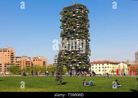 Mailand, Italien - 31. März 2019. Die Menschen genießen in einem Frühlingstag in Porta Nuova Viertel Park, Bosco Verticale Residential Tower (von Boeri Studio entworfen) Stockfoto