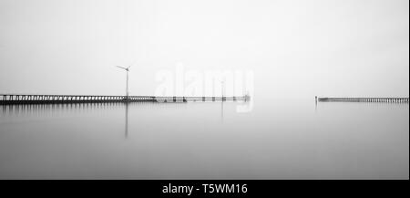 Kein Sonnenaufgang an diesem Morgen an Blyth Piers, aber die Küste wurde durch dichten Nebel, die für einige atmosphärische suchen B&W auf Windkraftanlagen umgeben Stockfoto