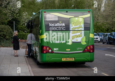 Nottingham City Transport eco Electric Bus herauf Passagiere. Stockfoto