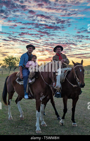 Moderne 'Gauchos' Reiten ihre Pferde während eines Festivals in San Antonio de Areco.. Buenos Aires, Argentinien Stockfoto