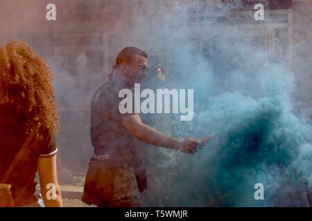 CORTEO DEI centri sociali A ROMA PER LA RICORRENZA DEL 25 Aprile, CHE HA PERCORSO I QUARTIERI DI CENTOCELLE E VILLA GORDIANI Stockfoto