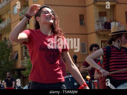 CORTEO DEI centri sociali A ROMA PER LA RICORRENZA DEL 25 Aprile, CHE HA PERCORSO I QUARTIERI DI CENTOCELLE E VILLA GORDIANI Stockfoto