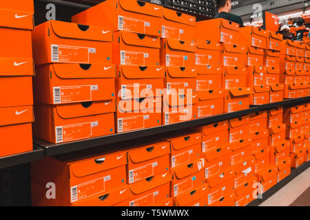 Große Stapel von orange Nike Schuh Boxen bei Nike Factory Outlet in Taipei Stockfoto
