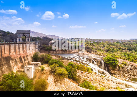 Hartbeespoort Dam Arch Eingang mit Wappen Tore Denkmal auf der Flut Verdammung in der North West Provinz Soyth Afrika Stockfoto