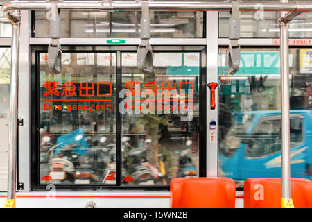 Notausgang in taiwanesischen Bus während der Fahrt auf der Straße mit einem Hammer hängt von Glas im Notfall zu brechen Stockfoto