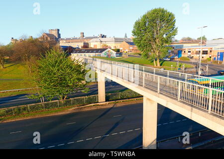 Eine Fußgängerbrücke in Armley, Leeds, die die Canal Street überquert und nach HMP Armley führt Stockfoto