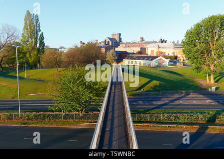 Eine Fußgängerbrücke in Armley, Leeds, die die Canal Street überquert und nach HMP Armley führt Stockfoto