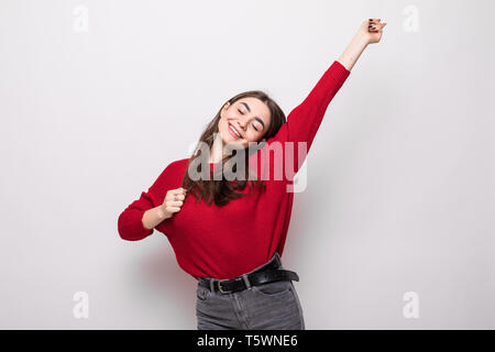 Junge schöne Brünette Frau das Tragen der roten winter Pullover über isolierte Hintergrund Stockfoto