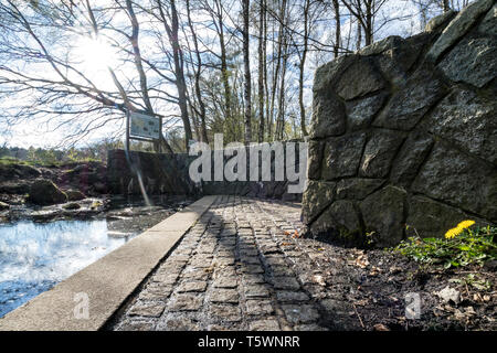 Alster Quelle in Henstedt-Ulzburg. Die Alster ist ein rechter Nebenfluss der Elbe in Norddeutschland. Stockfoto