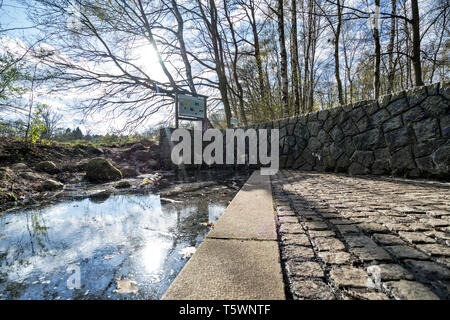 Alster Quelle in Henstedt-Ulzburg. Die Alster ist ein rechter Nebenfluss der Elbe in Norddeutschland. Stockfoto