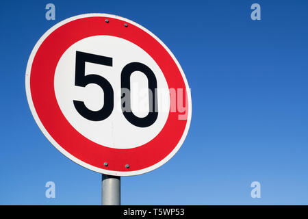 Deutsche Verkehrszeichen: Geschwindigkeit 50 km/h zu begrenzen Stockfoto