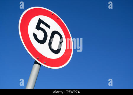 Deutsche Verkehrszeichen: Geschwindigkeit 50 km/h zu begrenzen Stockfoto