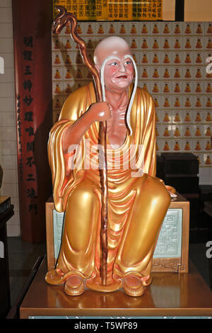 Achtzehn Arhats an Puh Toh Tze (Poh Toh Tse, PU Tuo Si) Buddhistische Tempel, Kota Kinabalu, Sabah (Borneo), Malaysia. Hier gezeigt: lange Augenbrauen Luohan Stockfoto