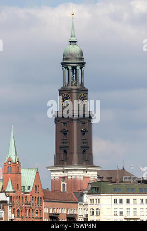 Kirchturm der Kirche St. Michael (umgangssprachlich Michel genannt) in Hamburg, Deutschland. Stockfoto