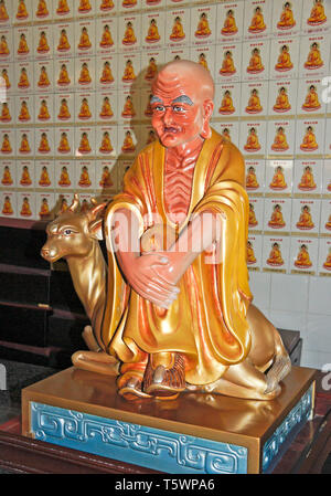 Achtzehn Arhats an Puh Toh Tze (Poh Toh Tse, PU Tuo Si) Buddhistische Tempel, Kota Kinabalu, Sabah (Borneo), Malaysia. Hier abgebildet: Hirsch sitzend Luohan Stockfoto