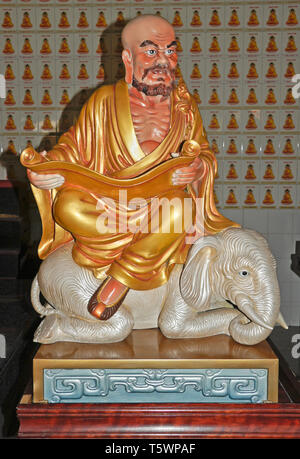 Achtzehn Arhats an Puh Toh Tze (Poh Toh Tse, PU Tuo Si) Buddhistische Tempel, Kota Kinabalu, Sabah (Borneo), Malaysia. Hier abgebildet: Elefanten reiten Luohan Stockfoto