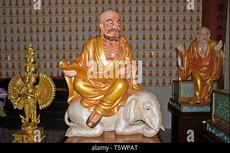 Achtzehn Arhats an Puh Toh Tze (Poh Toh Tse, PU Tuo Si) Buddhistische Tempel, Kota Kinabalu, Sabah (Borneo), Malaysia. Hier abgebildet: Elefanten reiten Luohan, Stockfoto