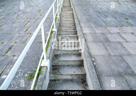 Open air Beton Treppe nach oben gehen Stockfoto