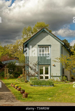 FINDHORN FOUNDATION ECO COMMUNITY BUNT ECO HAUS UND GARTEN IM FRÜHLING Stockfoto