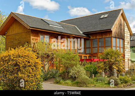 FINDHORN FOUNDATION ECO COMMUNITY bunte große hölzerne ECO HAUS UND GARTEN IM FRÜHLING Stockfoto