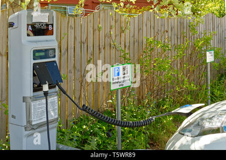 FINDHORN FOUNDATION MORAY AUTO TEILEN NISSAN ELEKTRISCHE BLATT AUTO VERBUNDEN ZU EINEM EVOLT AUFLADEN PUNKT Stockfoto