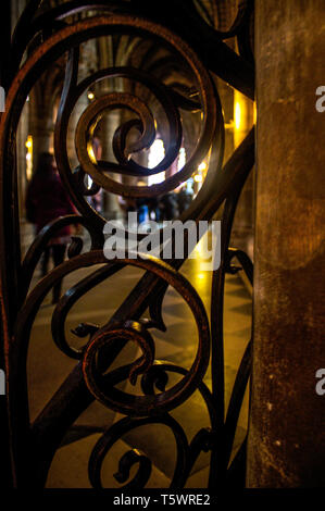 Schmiedearbeiten in das Kirchenschiff der Kathedrale Notre-Dame de Paris, Paris, Frankreich Stockfoto