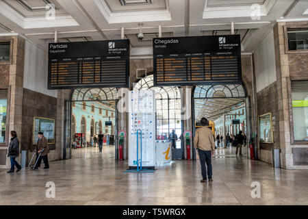 Portugal, Lissabon, Santa Apolonia, Comboios de Portugal, Bahnhof Ankünfte und Abflüge Stockfoto