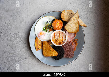 Schottische braten bis Frühstück essen einschließlich Kartoffel Scone, Würstchen, Bohnen, Eier und schwarze pudidng Stockfoto