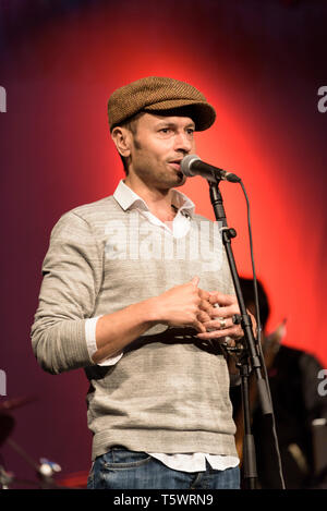 Si Cranstoun durchführen am Cheltenham Jazz Festival, 3. Mai 2015. Stockfoto