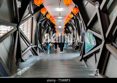 Haupteingang Überführung Brücke zu Houtong Cat Dorf, einer der beliebtesten touristischen Reiseziel mit einer Masse von Touristen Stockfoto