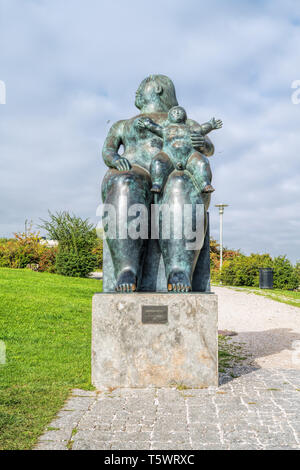 Fernando Botero Skulptur. Mutterschaft in der Nähe der Einfahrt zum Park mit dem Namen Amalia Rodrigues. Portugal, Lissabon. Stockfoto