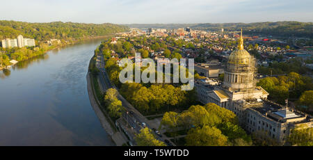 Sonnenaufgang reflektiert in der Kanawha River langsam fliesst durch malerische Charleston West Virginia Downtown Stockfoto