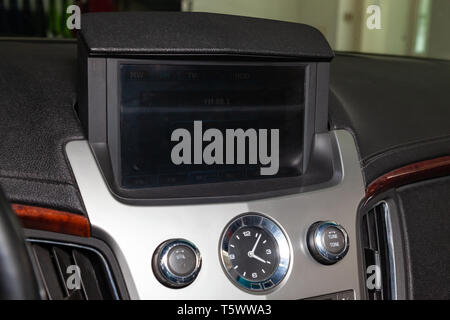 Die Bedieneinheit des Multimediasystems, Radio, Telefon, Sitzheizung und Belüftung, Not-Aus-Taster und ein Loch für die Speicherkarte an. Stockfoto