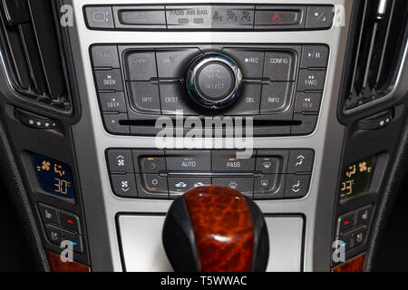 Die Bedieneinheit des Multimediasystems, Radio, Telefon, Sitzheizung und Belüftung, Not-Aus-Taster und ein Loch für die Speicherkarte an. Stockfoto