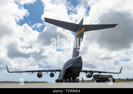 Us Air Force Piloten ein Kraftstoff Fahrzeug aus einem C-17 Globemaster auf Tinian Tinian International Airport, Entladen, während der Übung elastische Taifun, 23. April 2019. Die Übung simulierte Pacific Air Kräfte' Fähigkeit, schnell zu implementieren und von Flugplätzen in der ganzen Region zu erhöhen. (U.S. Air Force Foto von Airman 1st Class Matthew Seefeldt) Stockfoto
